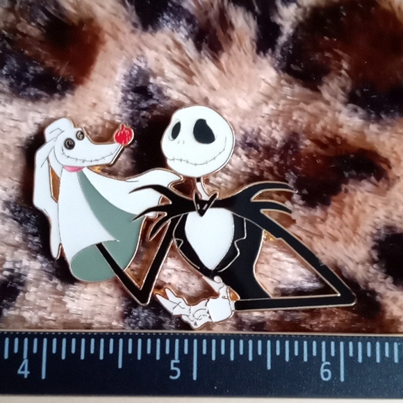 COPY - DISNEY LIMITED EDITION JACK SKELETON AND ZERO PIN - Picture 4 of 6